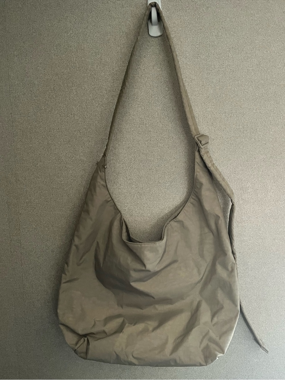 *EUC* BAGGU LARGE NYLON SLING BAG (in Dove)